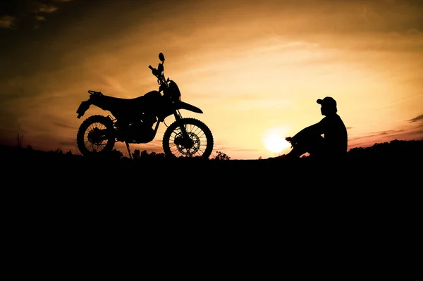 Силуэты Человека Путешествующего Мотоцикле Фоне Заката — стоковое фото