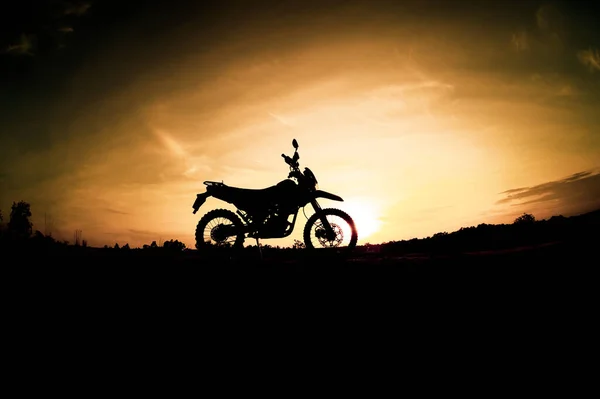 Turismo Moto Motocross Silhouette Parco Sulla Montagna Sera Avventura Concetto — Foto Stock