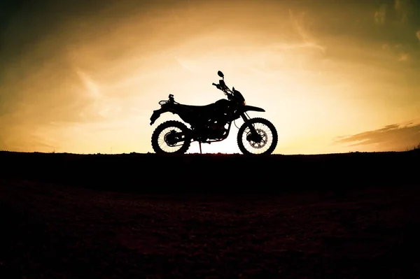 Turista Motorkerékpár Motocross Sziluett Park Hegyen Este Kalandtúra Koncepciója — Stock Fotó