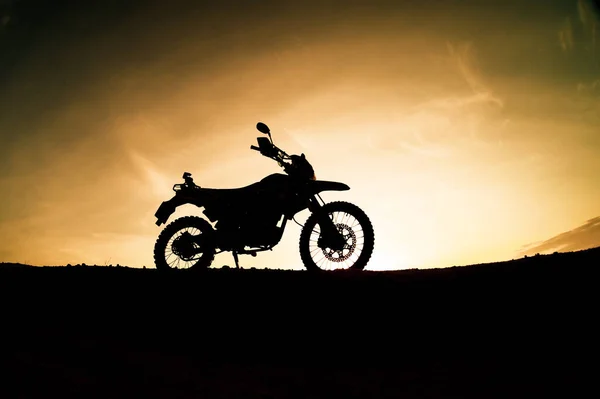 Touristen Motorrad Motocross Silhouette Park Auf Dem Berg Abend Abenteuerreisekonzept — Stockfoto