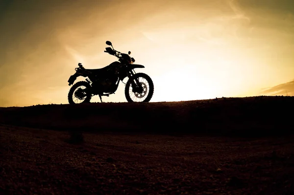 Τουριστική Μοτοσικλέτα Motocross Σιλουέτα Πάρκο Στο Βουνό Βράδυ Έννοια Ταξίδι — Φωτογραφία Αρχείου