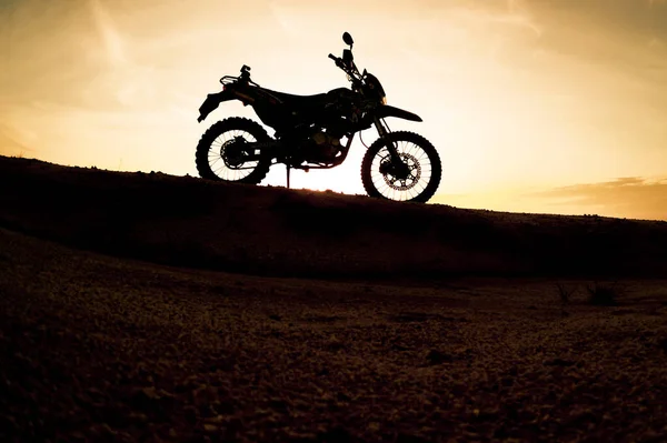 Turystyczny Motocykl Motocross Sylwetka Park Górze Wieczorem Koncepcja Podróży Przygodowych — Zdjęcie stockowe