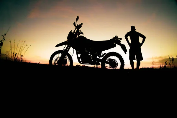 Silhuetter Man Som Reser Motorcykel Solnedgången Bakgrund — Stockfoto