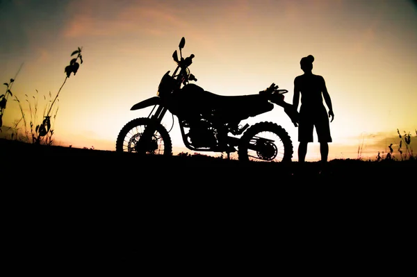 バイクで旅行する男性のシルエット — ストック写真