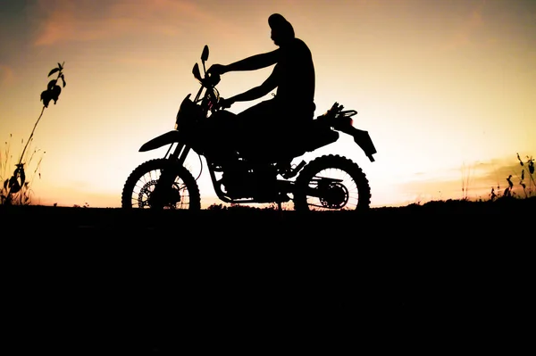 Silhouetten Van Mannen Motorfietsen — Stockfoto