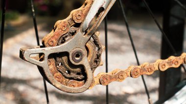 Kirli ve paslı bisiklet kazıkları ve bakım eksikliğinden dolayı zincirler. Mekanik sistemlerin toprak ve pas kavramı