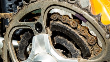 Kirli ve paslı bisiklet kazıkları ve bakım eksikliğinden dolayı zincirler. Mekanik sistemlerin toprak ve pas kavramı