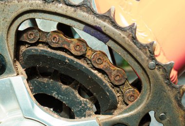 Kirli ve paslı bisiklet kazıkları ve bakım eksikliğinden dolayı zincirler. Mekanik sistemlerin toprak ve pas kavramı