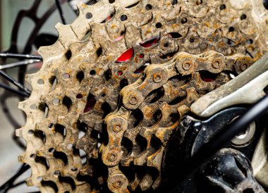 Kirli ve paslı bisiklet kazıkları ve bakım eksikliğinden dolayı zincirler. Mekanik sistemlerin toprak ve pas kavramı