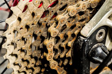 Kirli ve paslı bisiklet kazıkları ve bakım eksikliğinden dolayı zincirler. Mekanik sistemlerin toprak ve pas kavramı
