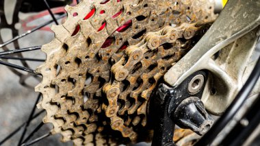 Kirli ve paslı bisiklet kazıkları ve bakım eksikliğinden dolayı zincirler. Mekanik sistemlerin toprak ve pas kavramı