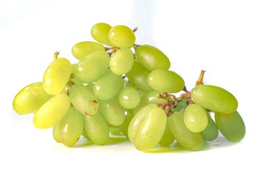 Beyaz arka planda izole edilmiş yeşil üzüm demeti. Yapraklı taze yeşil üzümler. Beyazda izole edilmiş. Stok fotoğrafı. Tatlı ve lezzetli olgun yeşil üzüm