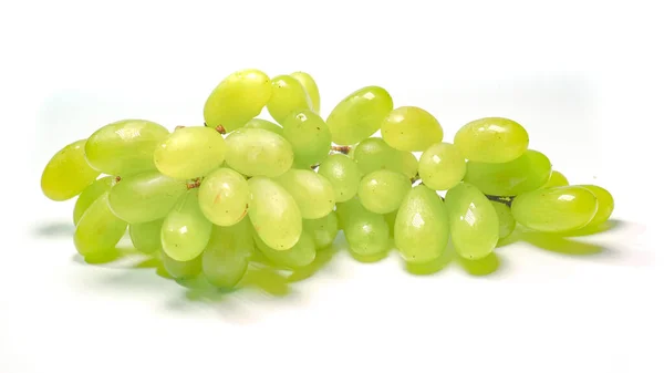白を基調とした緑のブドウ房 葉と新鮮な緑のブドウ 白に隔離されてる ストックフォト 甘くおいしい熟した緑のブドウ — ストック写真
