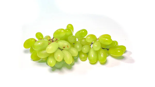 Zielone Winogrona Odizolowane Białym Tle Świeże Zielone Winogrona Liśćmi Odizolowany — Zdjęcie stockowe