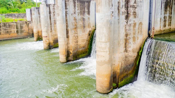 Een Kleine Dam Blokkeert Een Kanaal Het Platteland Van Thailand — Stockfoto