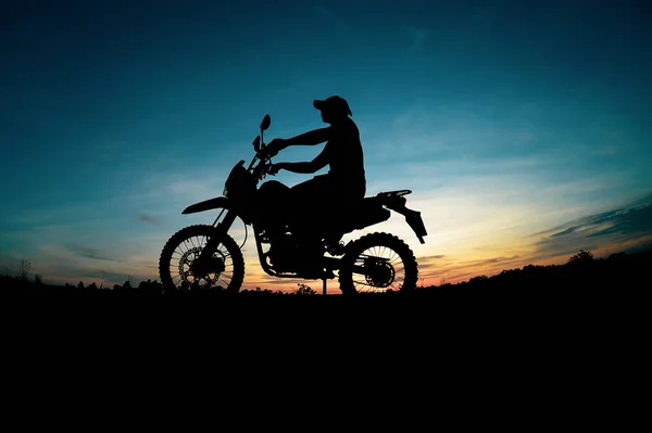男性シルエットとツーリングモトクロスバイク — ストック写真