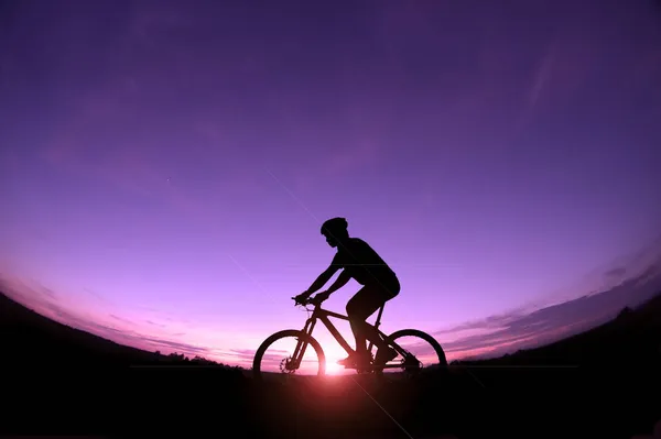 Günbatımı Arka Planında Bisikletli Bir Bisikletçinin Silueti — Stok fotoğraf