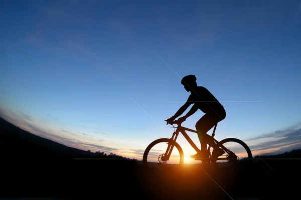 Σιλουέτα Ποδηλάτη Ποδήλατο Στο Φόντο Ηλιοβασίλεμα — Φωτογραφία Αρχείου