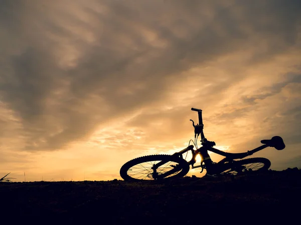 Silhouette Eines Mountainbikes Einem Schönen Licht Abend — Stockfoto