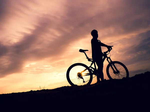 Σιλουέτα Ενός Άνδρα Τουρίστα Και Ποδήλατό Του Ευτυχία Και Ελευθερία — Φωτογραφία Αρχείου