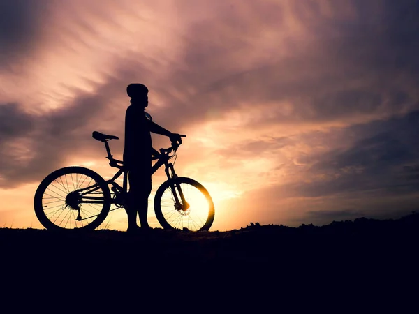 Silhouette Eines Männlichen Touristen Und Sein Fahrrad Glück Und Freiheit — Stockfoto