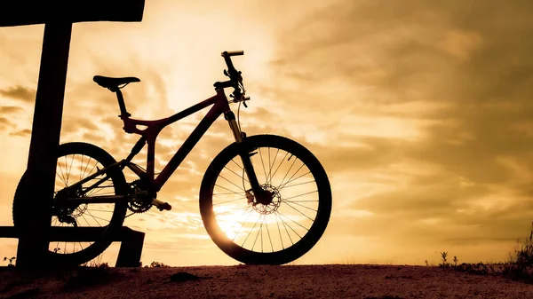 Silueta Una Bicicleta Montaña Una Hermosa Luz Por Noche — Foto de Stock