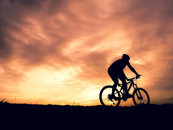 一个男性游客的轮廓和他的自行车 幸福和自由 夜晚的阳光是那么的美丽 — 图库照片