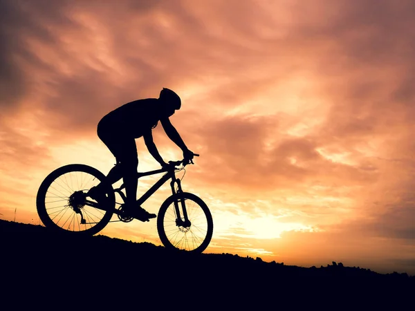 男性観光客のシルエットと彼の自転車 幸福と自由 夜になると光は美しく — ストック写真