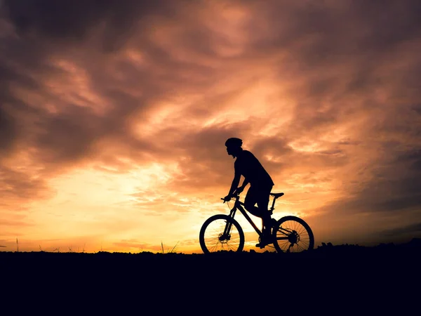 Silhueta Turista Masculino Sua Bicicleta Felicidade Liberdade Noite Luz Bela — Fotografia de Stock