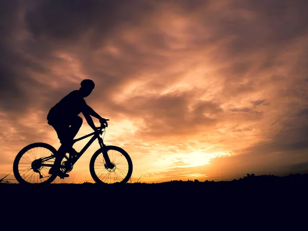 Silueta Turista Masculino Bicicleta Felicidad Libertad Por Noche Luz Hermosa — Foto de Stock