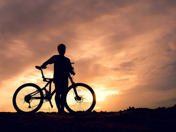 Silueta Turista Masculino Bicicleta Felicidad Libertad Por Noche Luz Hermosa — Foto de Stock