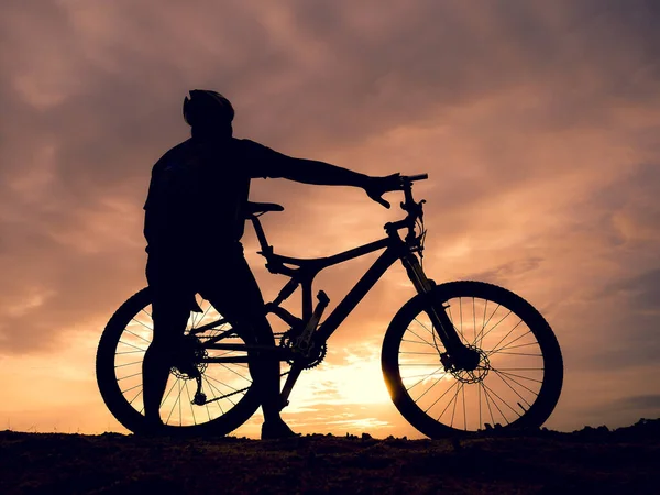 Sylwetka Męskiego Turysty Jego Rower Szczęście Wolność Wieczorem Światło Jest — Zdjęcie stockowe