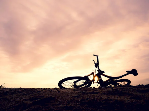 Akşamları Güzel Bir Işıkta Bir Dağ Bisikletinin Silüeti — Stok fotoğraf