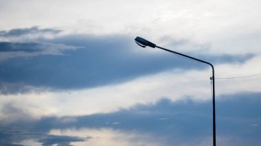 LED ampullerle parlayan güneş enerjisi direği