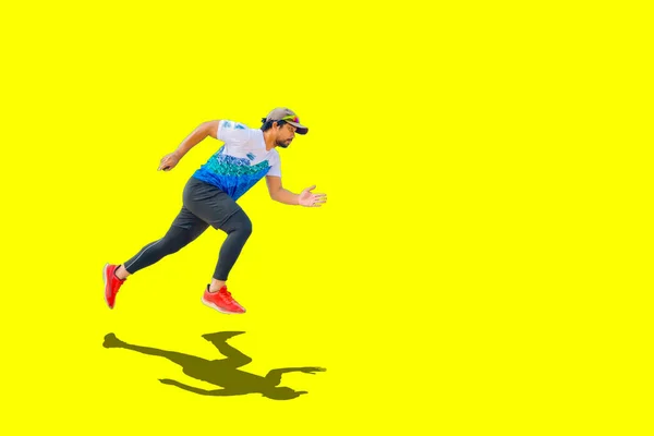 Männlicher Läufer Springt Isoliert Auf Farbigem Hintergrund Kopierraum — Stockfoto