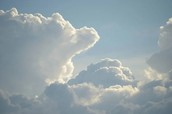 Pemandangan Indah Langit Dengan Awan Salinan Ruang — Stok Foto