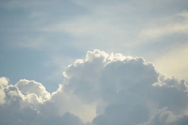 Pemandangan Indah Langit Dengan Awan Salinan Ruang — Stok Foto