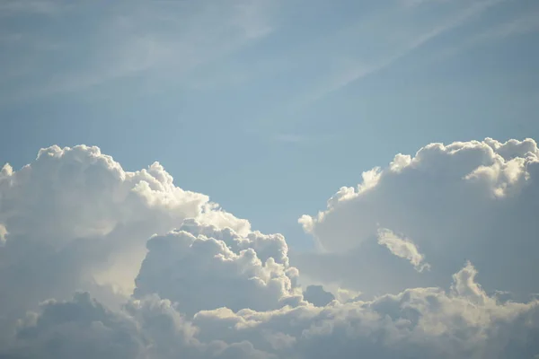 Pemandangan Indah Langit Dengan Awan Salinan Ruang — Stok Foto