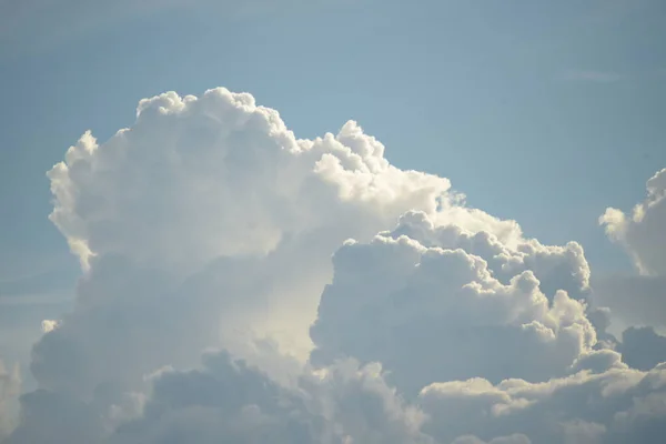 Pemandangan Indah Langit Dengan Awan Salinan Ruang — Stok Foto