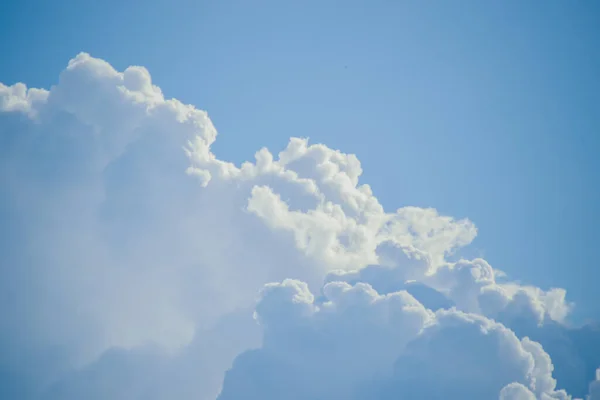 Pemandangan Indah Langit Dengan Awan Salinan Ruang — Stok Foto