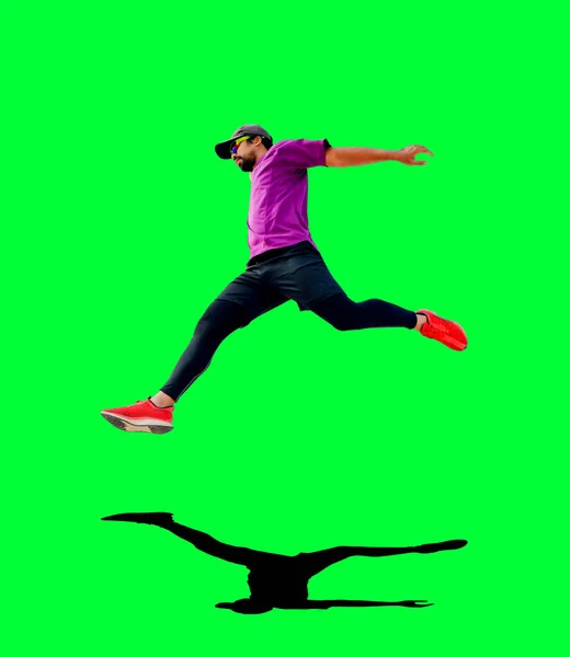 Masculino Corredor Saltando Isolado Fundo Verde Copiar Espaço — Fotografia de Stock