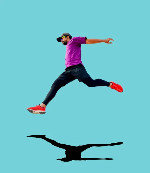 Corredor Masculino Saltando Aislado Sobre Fondo Color Espacio Copia —  Fotos de Stock