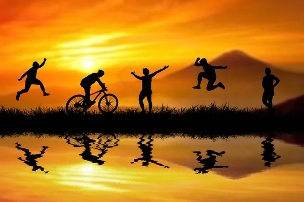 Silhueta Grupo Pessoas Que Saltam Pôr Sol — Fotografia de Stock