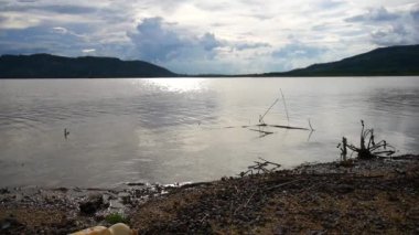 Göl manzarası ve doğa arka planında dağlar.