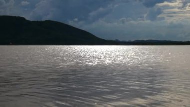 Akşamları dalgalı su yüzeyini kapatın.