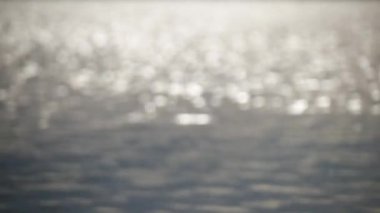 Sabahleyin dalgalı su yüzeyini kapatın. 