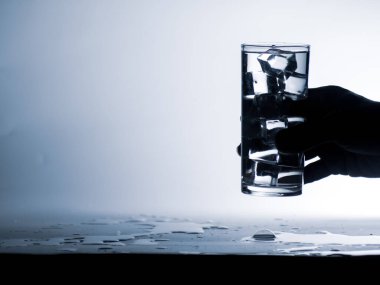 Bir bardak buzlu temiz içme suyu. Sağlıklı içme suyu kavramı