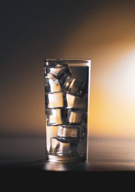 Bir bardak buzlu temiz içme suyu. Sağlıklı içme suyu kavramı