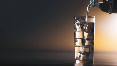 İnsanlar şişeden bir bardak buzlu temiz içme suyuna su döküyorlar. Sağlıklı içme suyu kavramı
