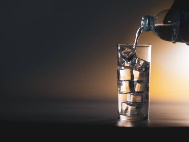 İnsanlar şişeden bir bardak buzlu temiz içme suyuna su döküyorlar. Sağlıklı içme suyu kavramı